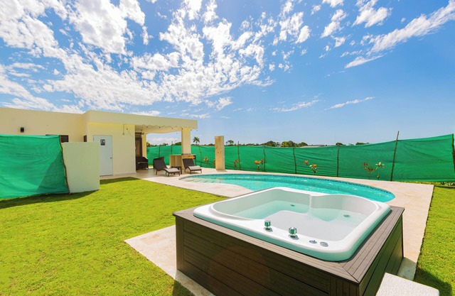 villa mon Fleur w/jacuzzi,free shuttle at casa linda
