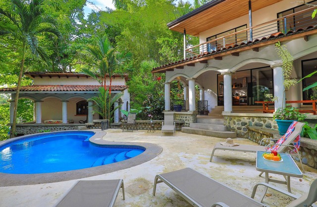 Villa Monos Bailarines: 2BR Home + 1BR Studio Guest House, Pool & Wildlife!