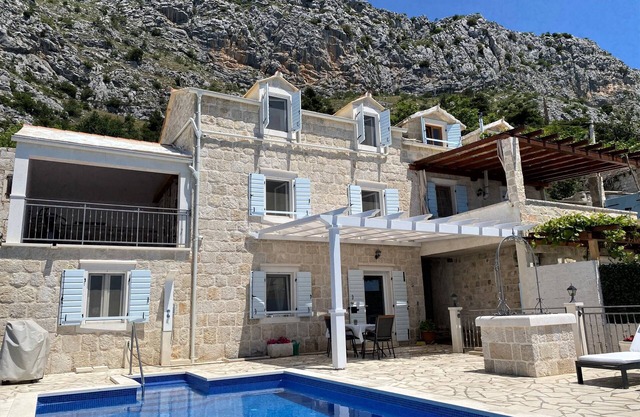 VILLA NARESTE Stone house with pool and amazing sea view