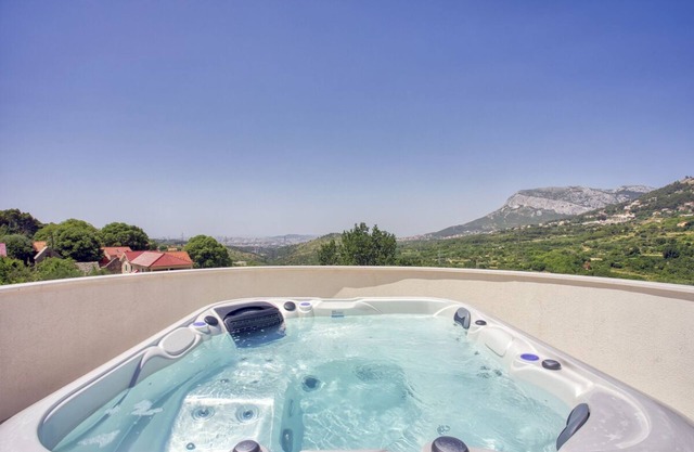 Villa Nasuta - Five Bedroom Villa, Sleeps 10