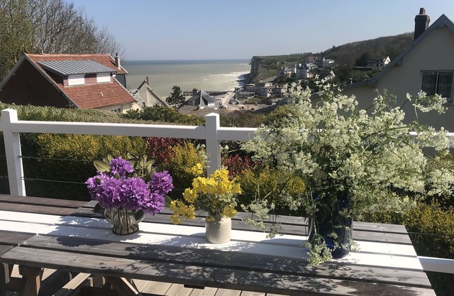 VILLA NEUVE: EXCEPTIONAL SEA VIEW AND CRAGS - ACCESS TO BEACH FOOT