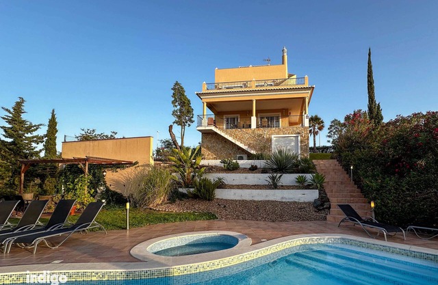 Villa Nosredna 5 Bedroom & Pool LES01