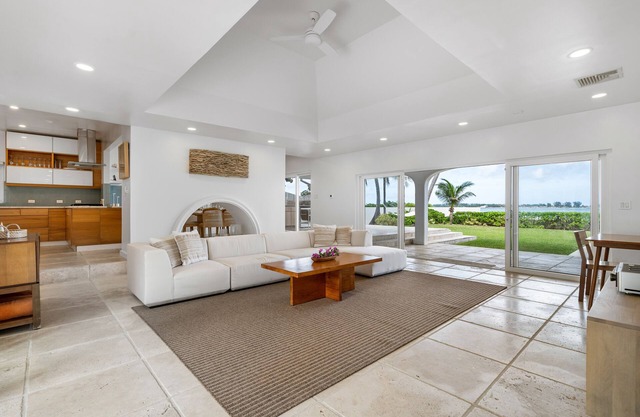 Villa Oasis- Oceanfront Beach House with Pool- Close to BahaMar!