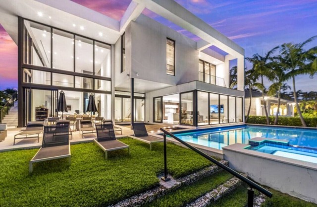 Villa Okasa: Modern Marvel with Pool + Jacuzzi + Pool Table + BBQ