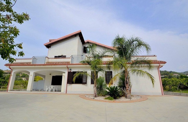 Villa Olga A: A cozy and welcoming apartment that is part of a villa situated in a quiet location, a few minutes from the town center, with Free WI-FI.