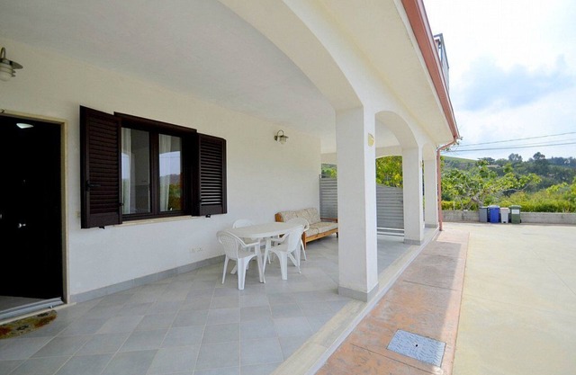 Villa Olga B: A cozy and welcoming apartment that is part of a villa situated in a quiet location, a few minutes from the town center, with Free WI-FI.