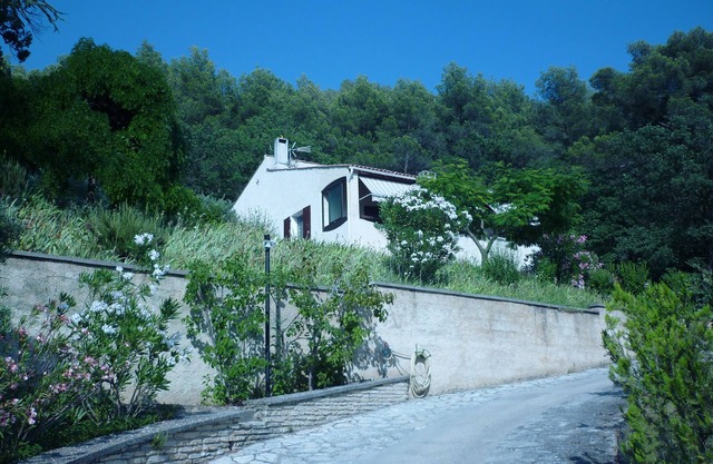 Villa on a hillside on a slope of the Luberon