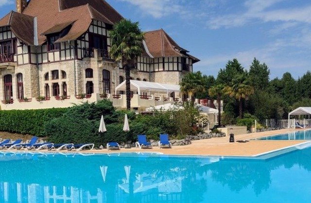 Villa on estate with 2 swimming pools