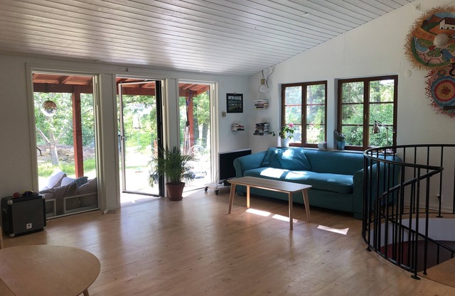 Villa on natural plot by the lake, close to bus and swimming