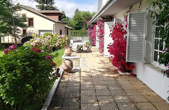 Villa privada en Llanes con gran jardín.