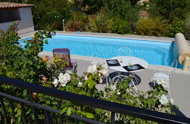 Villa private heated pool in the heart of green provence