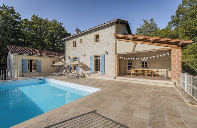 Villa Saint Cirque, a holidayhouse with a very large private pool