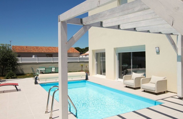 Villa Silène, close to the beach, with heated pool