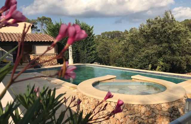 Villa sleeps 6 and outbuilding sleeps 2, beautiful pool, open view