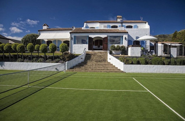 Villa South Pacific · Swimming pool, tennis court and stunning views.