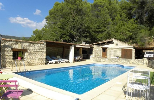Villa spacieuse à Lioux avec piscine privée et vue montagne
