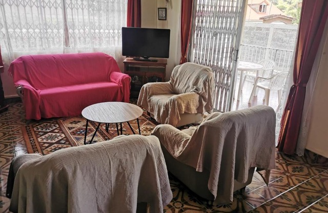 Villa spacieuse et rénovée depuis septembre 100 m2 avec véranda cour et jardin à 9 mn de la mer et des plages Havre de paix