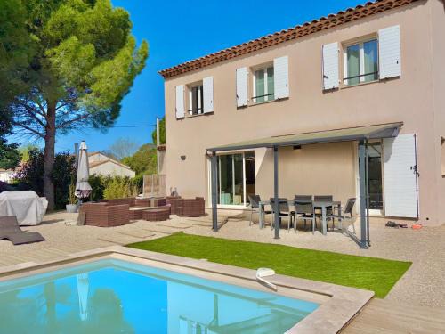 Villa style bastide provençale, piscine, jardin et parkings