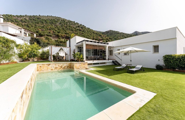 Villa 'Sueños' with Sea View, Private Pool and Wi-Fi