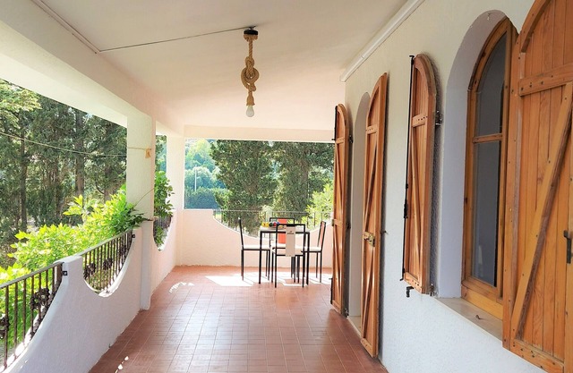 Villa surrounded by greenery just minutes from the sea