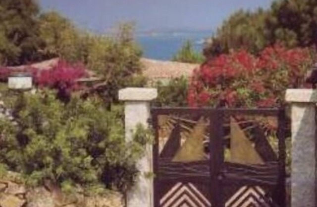 Villa surrounded by greenery at a very short distance from the sea
