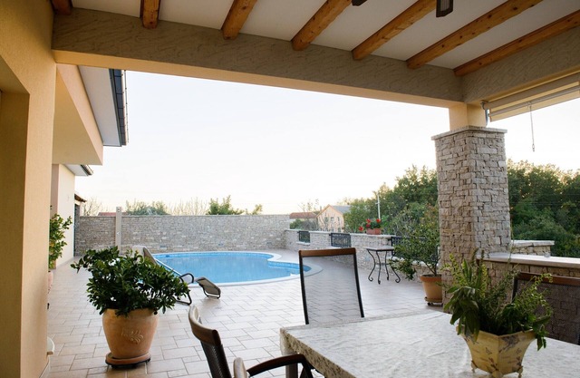 Villa Vacanza - Five Bedroom Villa with Swimming Pool