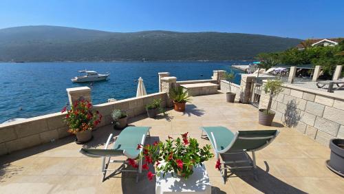 Villa Valentino - Next to Portonovi and First Row to the Sea