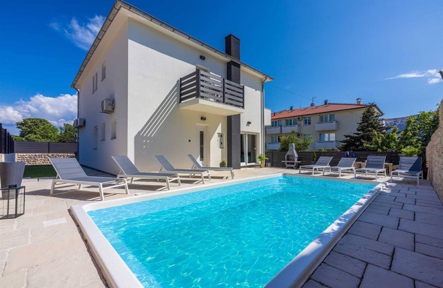 Villa Velvet with pool and BBQ