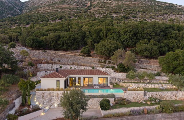 Villa Vilatoria- Luxury pool villa with majestic view