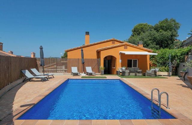 Villa w/pool in Begur (H14)