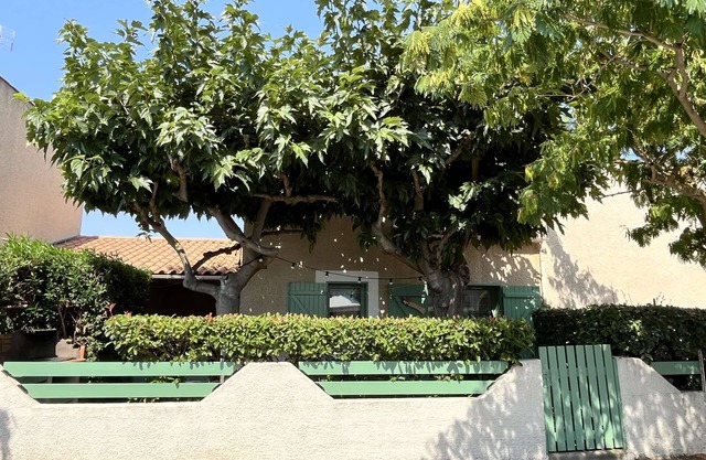 Villa with 2 bedrooms, for 4 people, located in a secured residence, near shops, at only 350m.