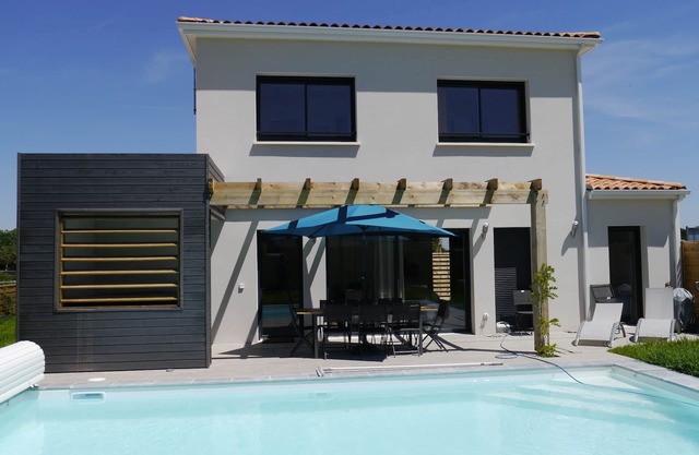 Villa with air con, private pool and Jacuzzi on a residence with tennis
