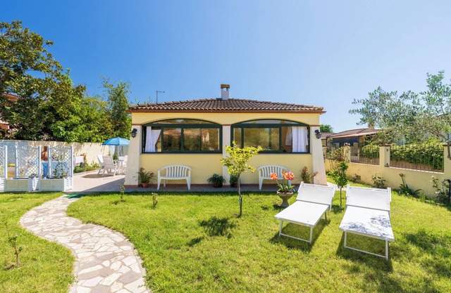 Villa with garden 200 meters from the sea