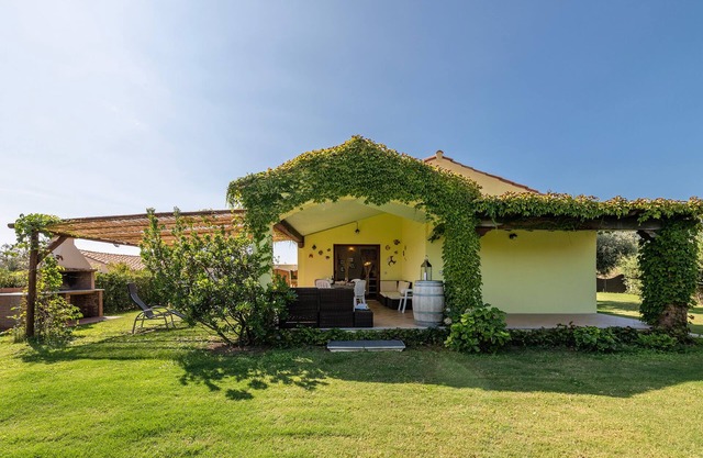 Villa with garden 400 m. from the beach. IUN Q1355 CIN IT091089C2000Q1355