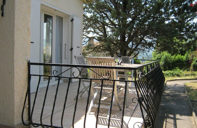 Villa with pool and appartment, stunning views on the edge of a town.