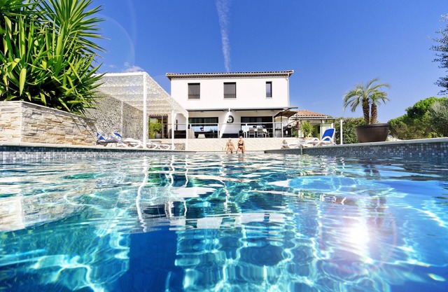 Villa with pool for discerning connoisseurs