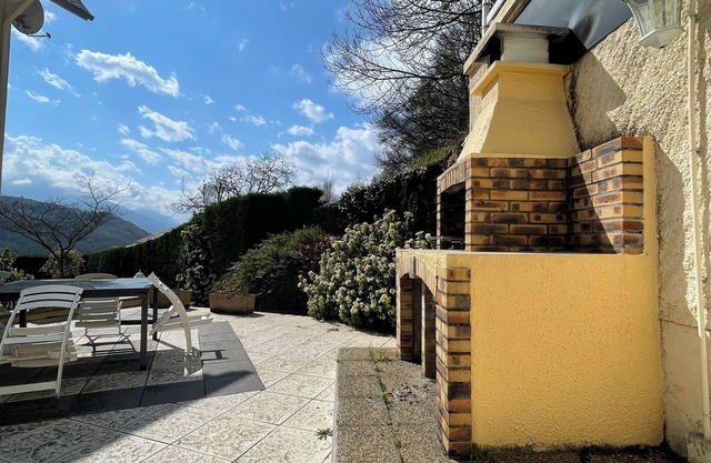 Villa with pool facing the mountains