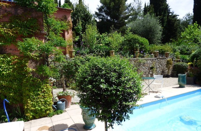 Villa with pool in a relaxing and green oasis, in Grasse