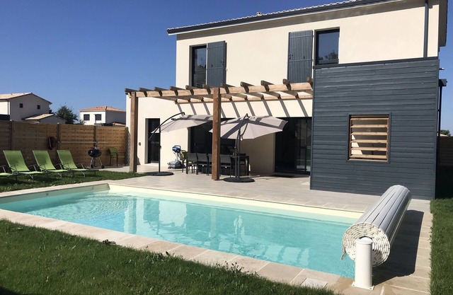 Villa with private pool and Jacuzzi on a residence with tennis