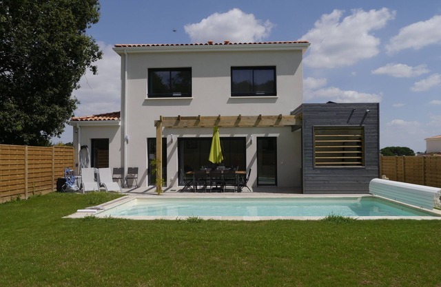 Villa with private pool and Jacuzzi on a residence with tennis