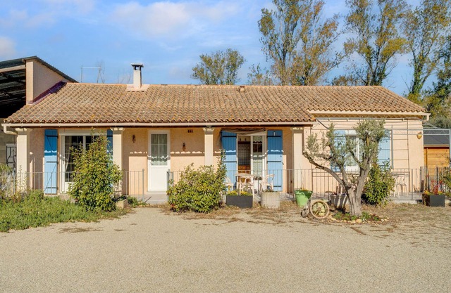 Villa with swimming pool in Sorgues