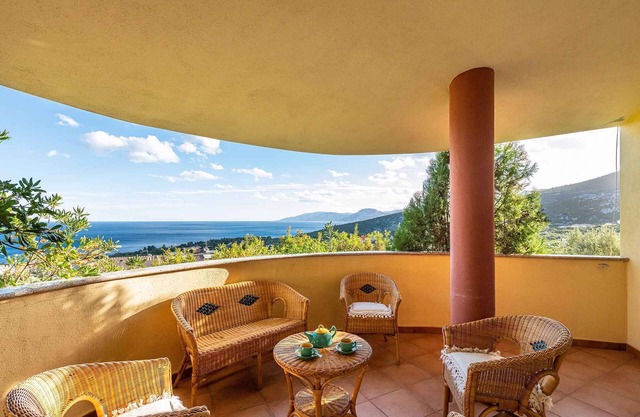 Villa with terrace and parking