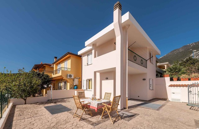 Villa with terrace and washing machine