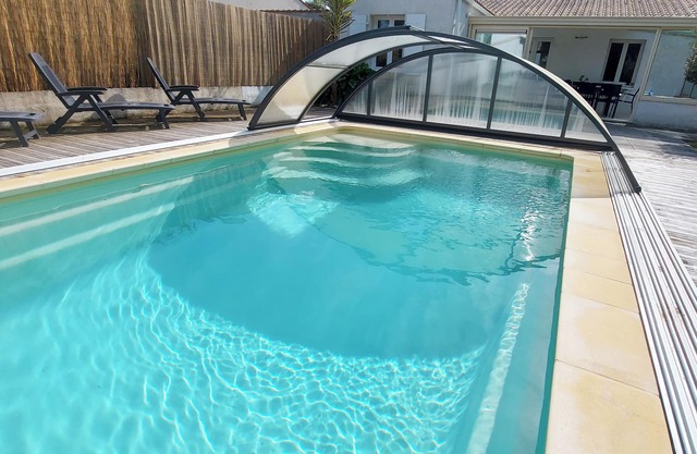 Villa wooded view private pool, heated and covered at Château d'Oléron