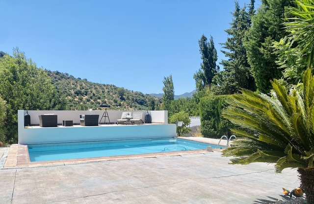 Village comforts, countryside feel - Villa with 2 terraces, bar, pool and garden