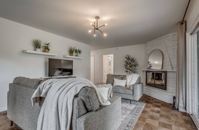 Village Cozy, Modern ranch with huge shower and covered patio!