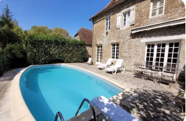 Village house. Swimming pool. Charming. Calm. Rocamadour-Padirac region. Calm.