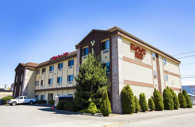 Village Inn & Suites