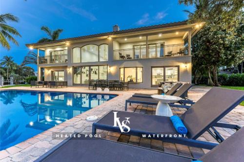 VillaKey- LUXE Waterfront Villa 5Min to Beach