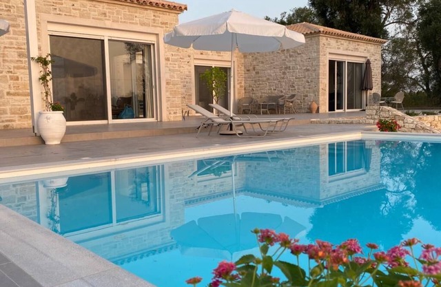 VillaSleeps10-Garden-FreeParking-Pool-Ac